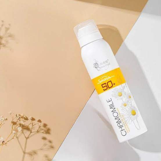 CHAMOMILE%20Whitening%20Spray%20Sunscreen%20with%20SPF%2050++-200ml%20-%20Image%203