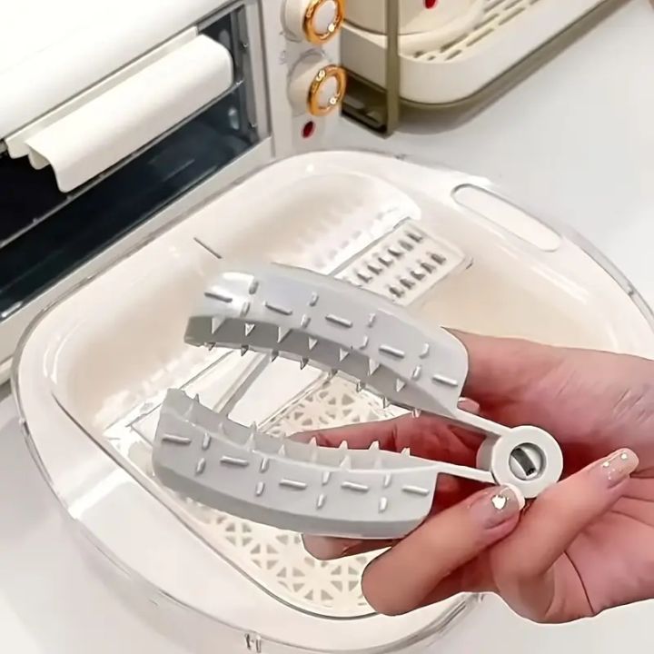 Cut-Resistant%20Kitchen%20Hand%20Guard%20%7C%20Food-Safe%20Plastic%20Clip%20for%20Slicing,%20Grating%20&%20Chopping%20Vegetables%20%7C%20Prevents%20Finger%20Cuts%20-%20Image%203