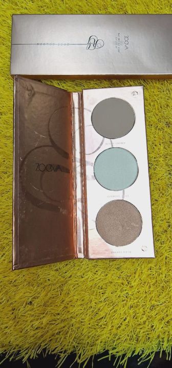 Zoeva highlighter and contour kit