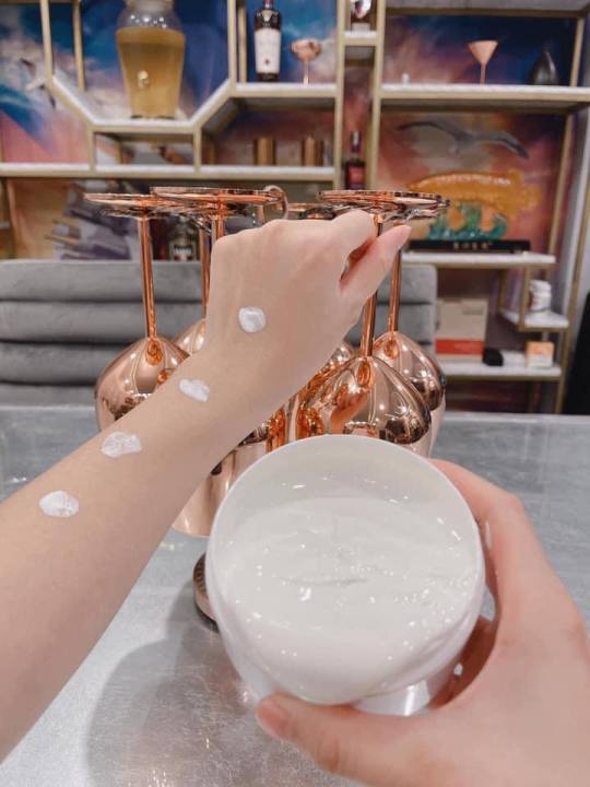 Kembo%20Whitening%20Body%20Cream%20-%20Image%208