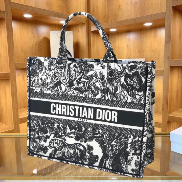 Imported%20Tote%20bag,%20Christian%20Dior%20-%20Image%202