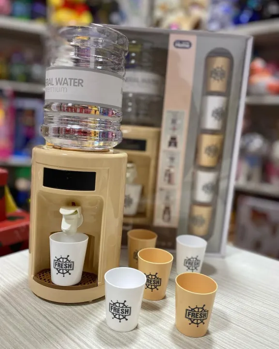 Battery%20Operated%20Water%20Dispenser%20For%20Kids%20Happy%20Gourmet%20%E2%80%93%20Water%20dispenser%20with%20Light%20Sound%20and%206%20Glasses%20%0AKUNYANG%20TOYS%20Home%20Appliances%20Drinking%20Machine%20Kitchen%20Water%20Dispenser%20Toy%20With%20Lights%20Music%20-%20Image%202