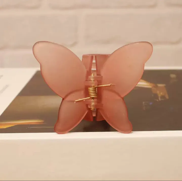 %E2%80%9CButterCharm%20Matte%20Butterfly%20Hair%20Claw%20Clip%E2%80%9D%20-%20Image%205