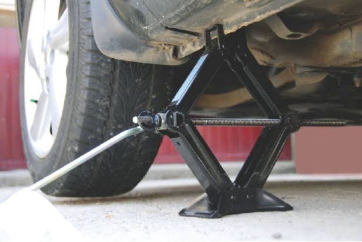 Japnese%20used%20jack%20for%20cars%20,%202%20ton%20lifting%20capacity%20-%20Image%203