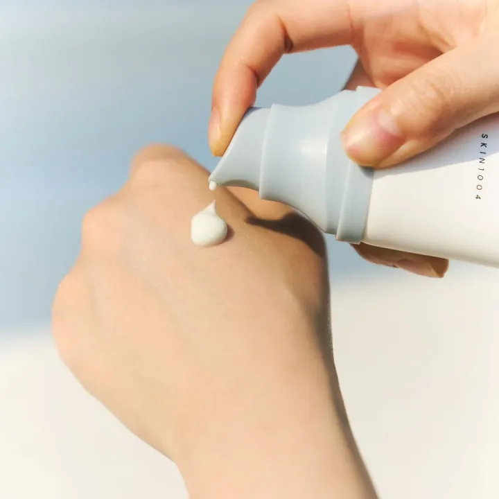 Skin1004%20Madagascar%20Hyalu%20Cica%20Water%20Fit%20Sun%20Serum%20SPF%2050+%20%20PA++++%2050ml%20-%20Centella%20Sunscreen%20-%20Image%205