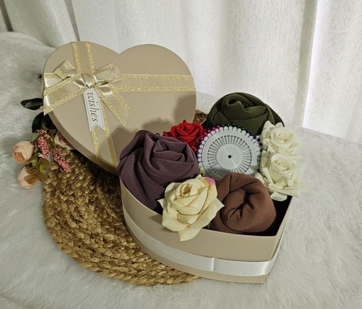Hijab%20hamper%20#%F0%9F%A7%95%20Elegant%20Hijab%20Gift%20Set%20%E2%80%93%20Perfect%20for%20Hijabis%20%7C%20Customized%20gift#%20Thoughtful%20gift#%20hijabi%20gift%20hampers%20-%20Image%202