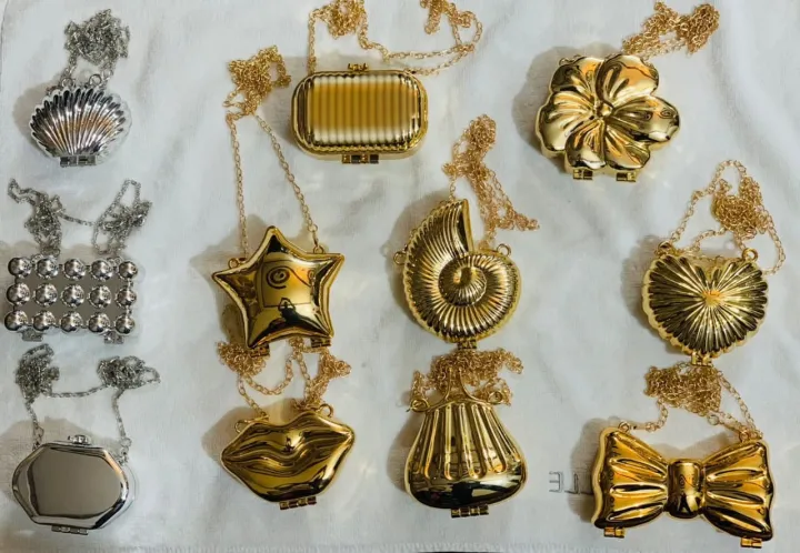 Party%20&%20Wedding%20Season%20Glossy%20Acrylic%20&%20Hard%20Shell%20Mini%20Novelty%20Clutch%20in%20Heart,%20Shell%20&%20Flower%20Shapes%20Bag%20for%20Women%20%E2%80%93%20Stylish%20Evening%20Handheld%20Purse%20-%20Image%206