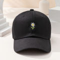 Adjustable baseball cap, daisy embroidered fisherman's cap, lightweight and suitable for spring and summer outings.