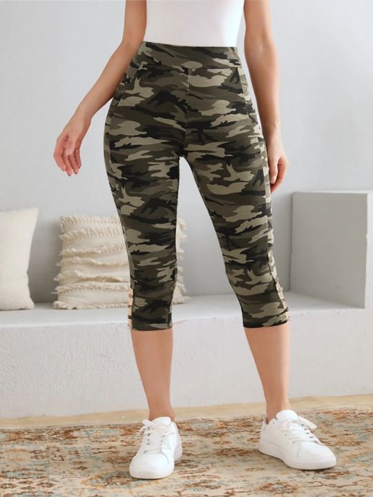 Plus%20Size%20Women's%20Camo%20Capri%20Leggings%20with%20Side%20Stripe%20Cutouts%20Stylish%20High%20Elasticity%20Knit%20Sporty%20%20Fashionable%20Casual%20Pants%20-%20Image%203