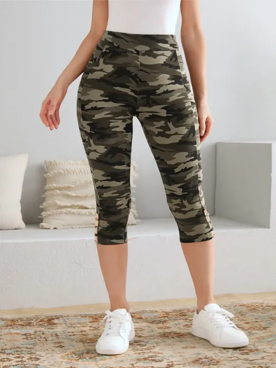 Plus%20Size%20Women's%20Camo%20Capri%20Leggings%20with%20Side%20Stripe%20Cutouts%20Stylish%20High%20Elasticity%20Knit%20Sporty%20%20Fashionable%20Casual%20Pants%20-%20Image%203