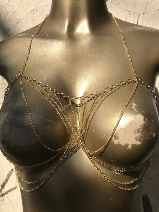 Chain%20Bra%20Top%20-%20Fashionable%20Stylish%20Women's%20Beach%20Wear%20-%20Image%202