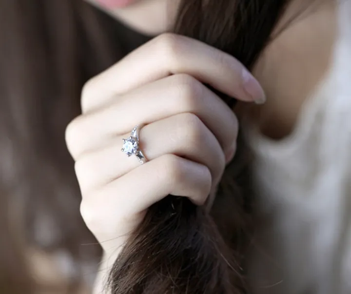 Luxury%20925%20Sterling%20Silver%20Classic%20Ring%20for%20Women%20Six%20claw%20jewelry%20simple%2070ct%20diamond%20ring%20imitation%20diamond%20women's%20ring%20-%20Image%204