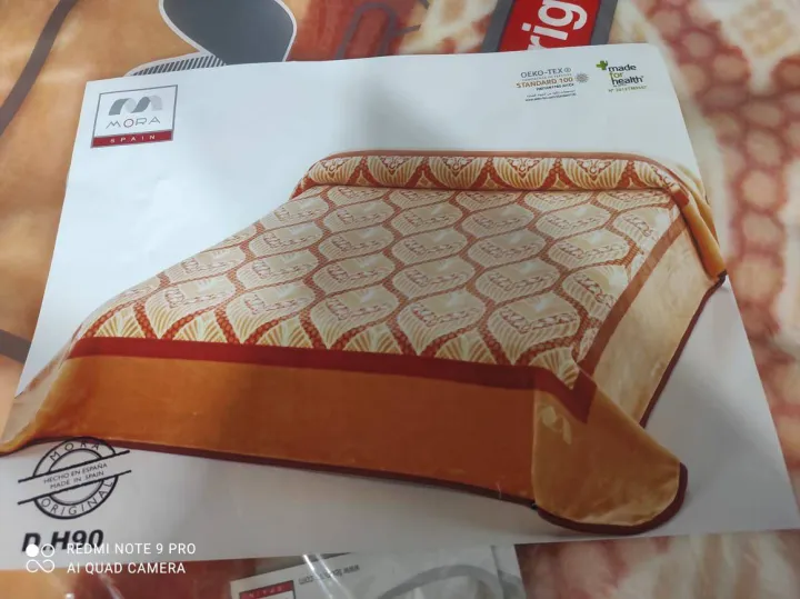 ORIGINL%20MORA%20GOLD%20BLANKET%20OF%20SPAIN%20-%20Image%204