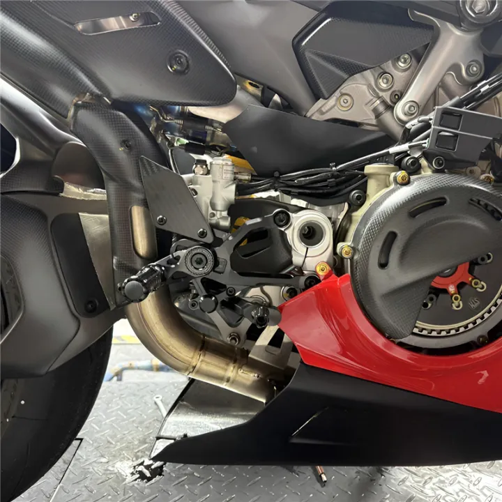 Motorcycle%20Carbon%20Fiber%20Adjustable%20Footrests%20Rear%20Set%20Footpeg%20Rearset%20Foot%20Peg%20Pedal%20For%20PANIGALE%20V4%20Panigale%20V4S%202025%20-%20Image%206