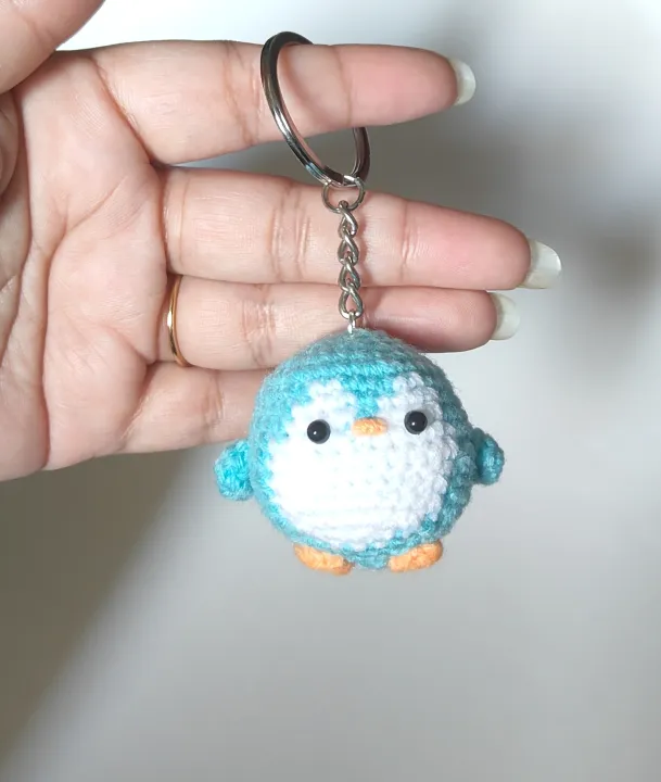 Handmade%20crochet%20penguin%20keyring%20-%20Image%204
