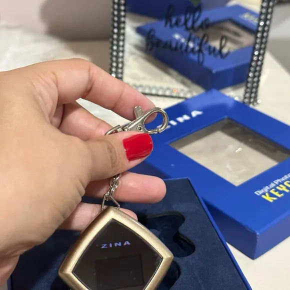 (G).%20Zina%20-%20USB%20Digital%20Keychain%20w/%20Diagonal%20Photo%20Viewer%20LCD%20Screen%20-%20Image%203
