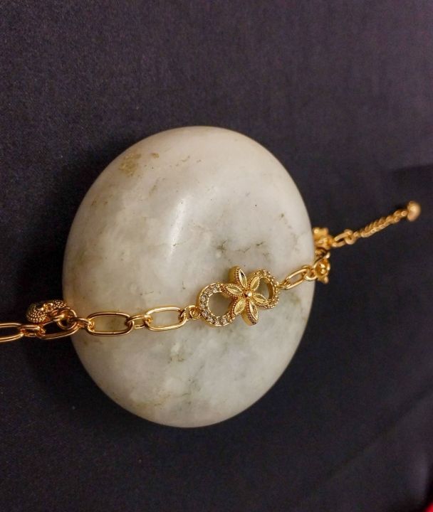 Trendy%20Golden%20Chain%20Bracelet%20%7C%20SNZ%20Fashion%20-%20Image%205