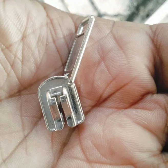 Instant%20Zipper%20Fix%20Universal%20Replacement%20Slider,%20Sewing%20Repair%20Kit,%20Reversible%20Metal%20Puller%20for%20Two-Sided%20Clothing,%20Multifunctional%20Zip%20Teeth%20Repair,%20DIY%20Zipper%20Accessories%20-%20Image%204