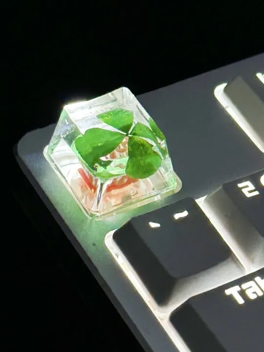 Genuine%20Four-leaf%20Clover%20Resin%20Cross-axis%20Mechanical%20Keyboard%20key%20caps%20-%20Image%207