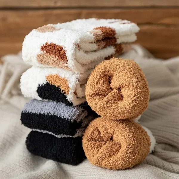 Cute%20Cat%20Paw%20Coral%20Velvet%20Winter%20Socks%20for%20Women%20%7C%20Warm%20&%20Fluffy%20Non-Slip%20Floor%20Sleep%20Socks%20-%20Image%204