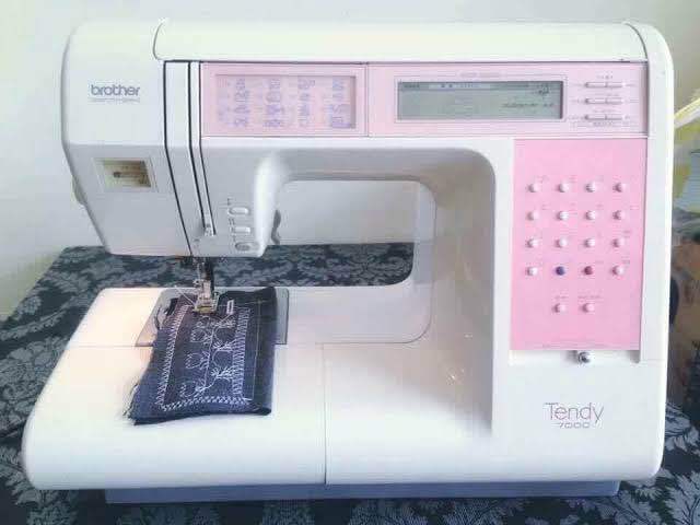 Brother%20tendy%207000%20sewing%20machine%20with%20gift%20and%20accessories%20-%20Image%203