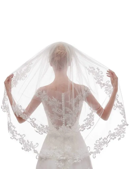 Women's%20Short%202%20Tier%2060/80%20cm%20Lace%20Wedding%20Bridal%20Veil%20With%20Comb%20Two%20Layers%20Bride%20Veils%20-%20Image%204