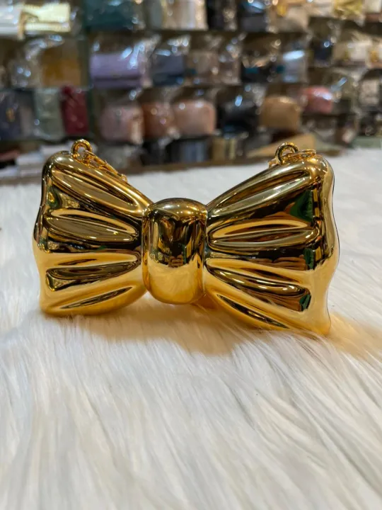 Party%20&%20Wedding%20Season%20Glossy%20Acrylic%20&%20Hard%20Shell%20Mini%20Novelty%20Clutch%20in%20Heart,%20Shell%20&%20Flower%20Shapes%20Bag%20for%20Women%20%E2%80%93%20Stylish%20Evening%20Handheld%20Purse%20-%20Image%205