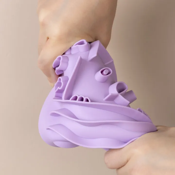 1Pc%20Silicone%20Pet%20Slow%20Feeder%20Food%20Lick%20Mat%20%20Anti-Slip%20Lick%20Bowl%20for%20Dogs%20and%20Cats%20-%20Image%204