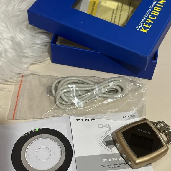 (G).%20Zina%20-%20USB%20Digital%20Keychain%20w/%20Diagonal%20Photo%20Viewer%20LCD%20Screen%20-%20Image%202