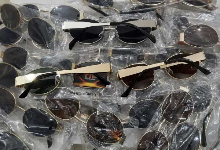 Unisex%20Metal%20Summer%20Sunglasses%20for%20Men%20and%20Women%20-%20Retro%20Oval%20Fashion%20Style%20with%20Gold%20Frame%20-%20Image%206