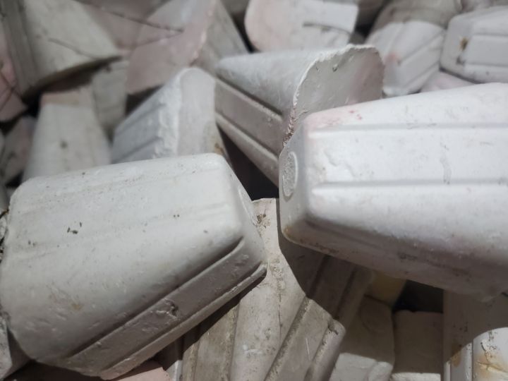 Calcium%20blocks%20for%20birds,%20Calcium%20blocks%20for%20parrots,%20calcium%20chalk%20for%20birds,%20Calcium%20blocks%20for%20love%20birds%20-%20Image%202