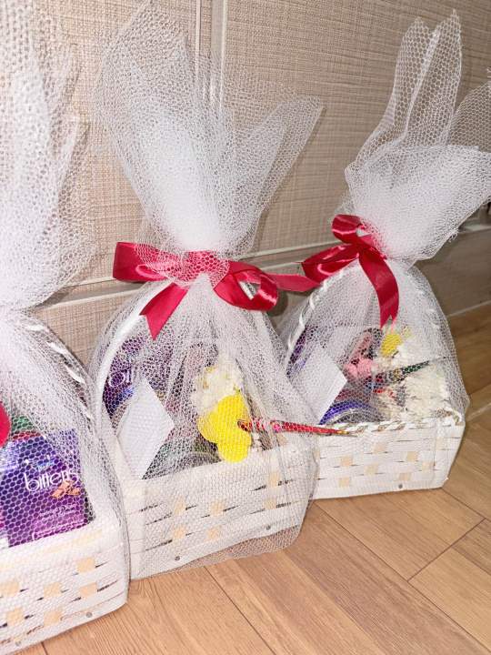 Eid%20basket,%20Eidi%20basket,%20Gift%20for%20girls,%20Basket,%20Chocolate,%20Mehndi%20cone,%20Bangles,%20Earings,%20Eid%20card,%20Gajra%20-%20Image%205