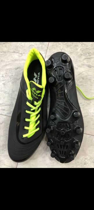 nivia boots black