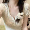 Ready to send a short crop top, cute button neck, comfortable to wear. 
