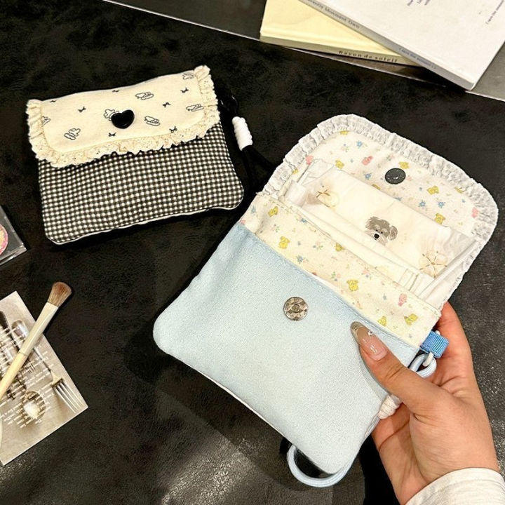 Cute%20floral%20sanitary%20napkin%20storage%20bag,%20female%20large%20capacity%20student%20portable%20handheld%20storage%20bag%20for%20going%20out%20-%20Image%204