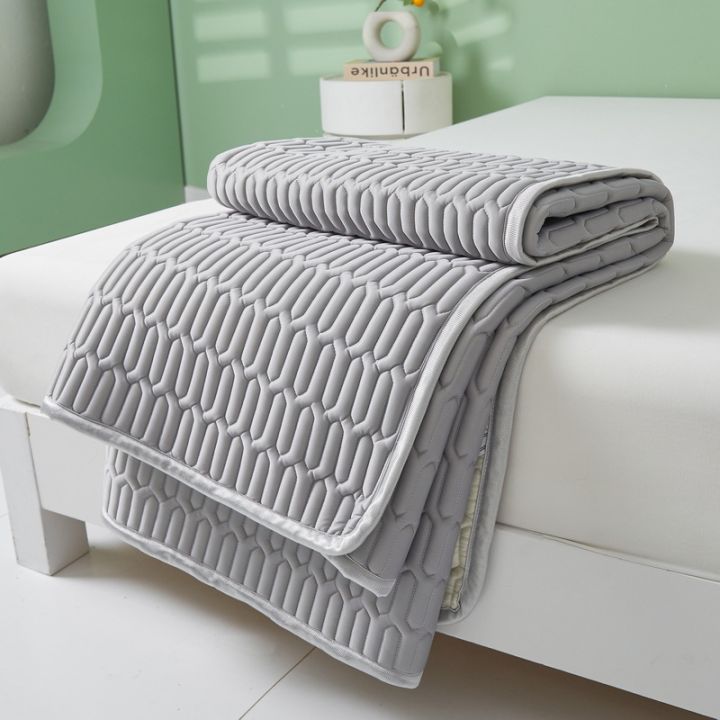 Cooling%20Bed%20Sheet%20Set%20with%20Pillowcases%20Ice%20Silk%20&%20Latex%20Quilted%20Breathable%20Cover%20Solid%20Summer%20Bedding%20Comfort%20&%20Heat%20Resistance%20-%20Image%206