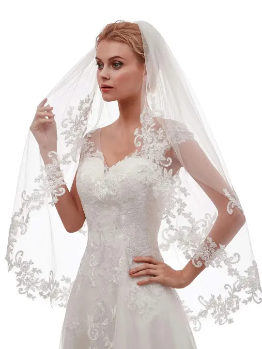 Women's%20Short%202%20Tier%2060/80%20cm%20Lace%20Wedding%20Bridal%20Veil%20With%20Comb%20Two%20Layers%20Bride%20Veils%20-%20Image%202