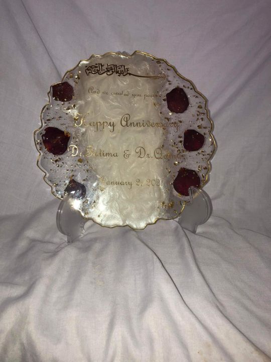 Resin%20Anniversary%20plate%20with%20stand%20-%20Image%204