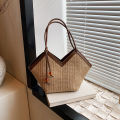 Color blocking woven straw woven bag for women, large capacity versatile shoulder bag, popular commuting tote bag suitable for g. 