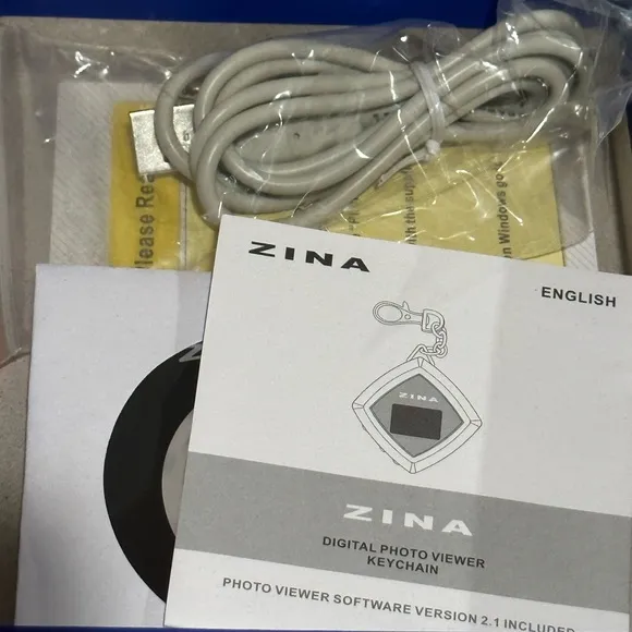 (G).%20Zina%20-%20USB%20Digital%20Keychain%20w/%20Diagonal%20Photo%20Viewer%20LCD%20Screen%20-%20Image%205