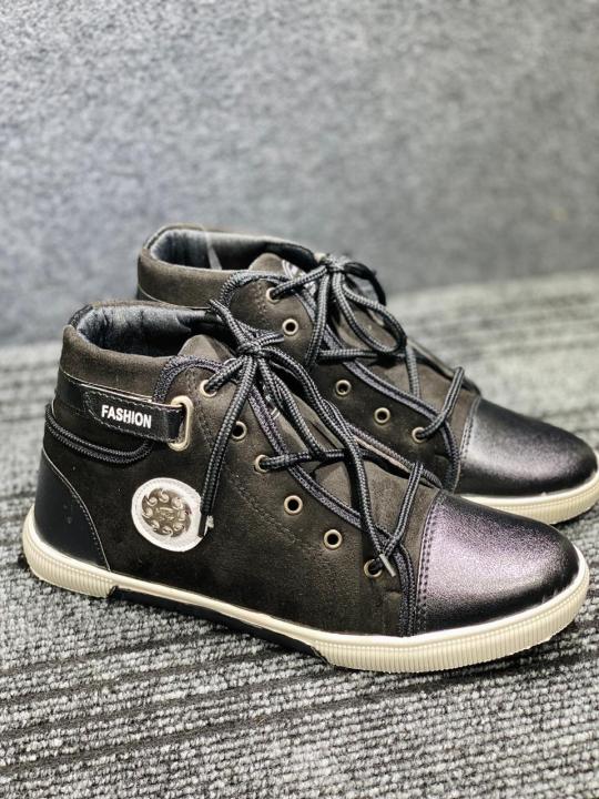 SHOES BROWN ANKEL BOOTS FOR MEN SOFT PU LEATHER AND LACE UP WITH RUBBER SOOL.