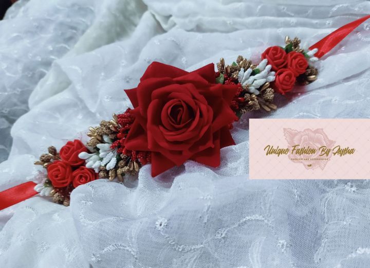 Rose%20Gajra%20with%20Gold%20Accent%20-%20High%20Quality,%20Long-Lasting%20Floral%20Hair%20Accessory%20for%20Bridal%20and%20Special%20Occasions%20-%20Image%206