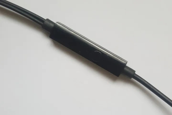 Motorola%20Handsfree%20with%20Mic,%20Noise%20Cancellation,%20Sweatproof%20-%20Image%203