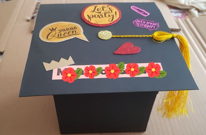 Graduation%20Cap%20Themed%20Choclate%20Gift%20Pack.U%20can%20custmize%20any%20name%20tag%20on%20it.%20-%20Image%204