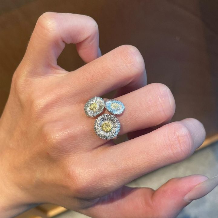 Light luxury retro brushed three daisy ring Couple style charm sun flower rings for women banquet jewelry gift