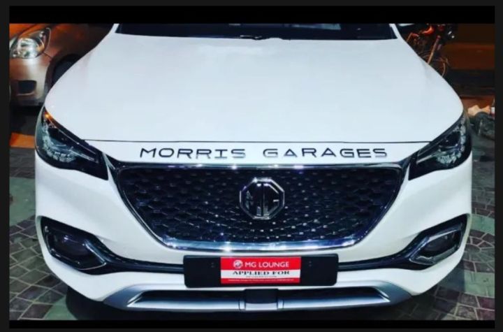 Bonnet%20Trunk%20Emblem%20Silver-Chrome%20&%20Black%20Silicone%203M%20Double%20Tape%20installation%20-%20Mg%20hs%20accessories%20-%20Image%204