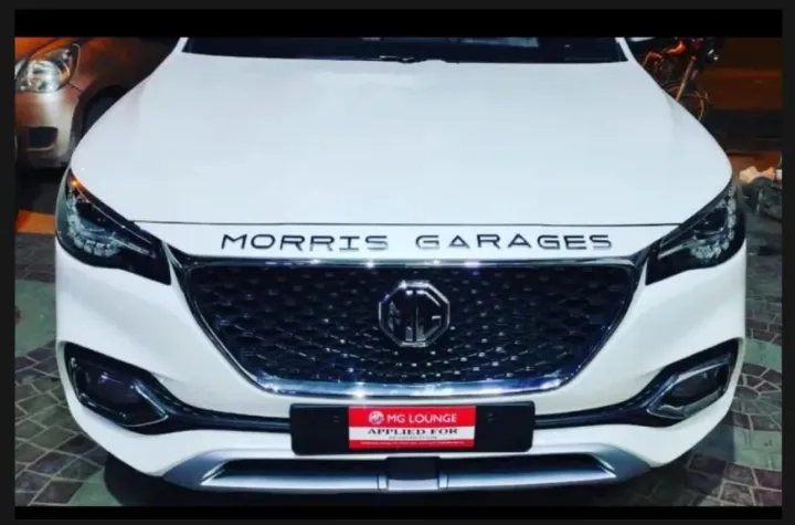 Bonnet%20Trunk%20Emblem%20Silver-Chrome%20&%20Black%20Silicone%203M%20Double%20Tape%20installation%20-%20Mg%20hs%20accessories%20-%20Image%204