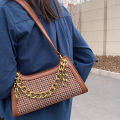 Gold Chain Shoulder Bag with PU Leather Material, Stylish Design and Versatile Use for Women. 