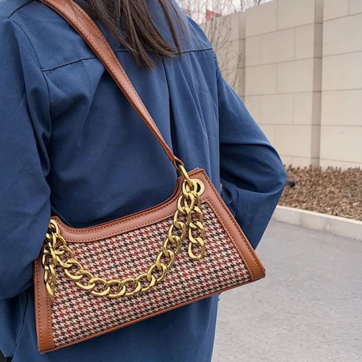 CHAIN SHOULDER BAG 18 IN WHITE FABRIC GOLD HARDWARE
