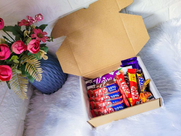 Chocolate%20Gift%20Box%20(12%20Pcs)%20%7C%20Low%20Price%20Sweet%20Gift%20for%20Valentine,%20Birthday%20&%20Couples%20-%20Image%203